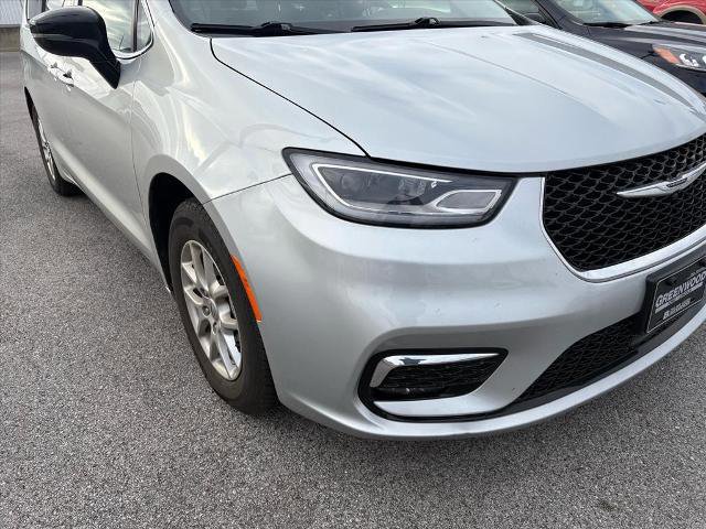 Used 2024 Chrysler Pacifica Touring-L image 6