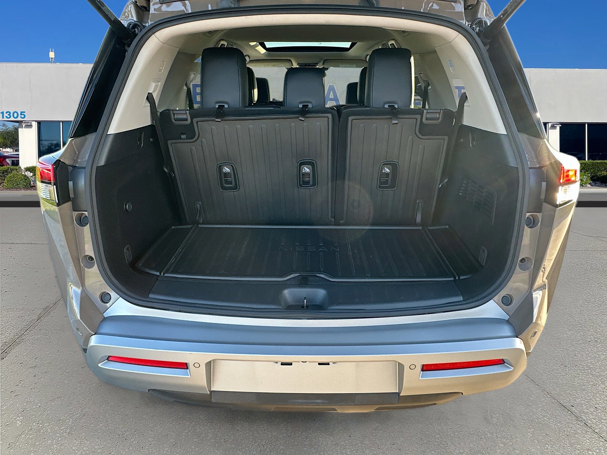 Used 2023 Nissan Pathfinder Platinum w/ Cargo Package image 34