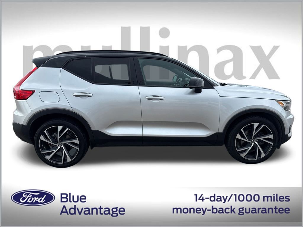 Used 2019 Volvo XC40 T5 R-Design image 4