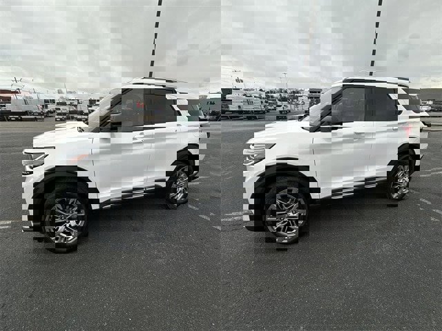 Certified 2025 Ford Explorer Platinum image 3