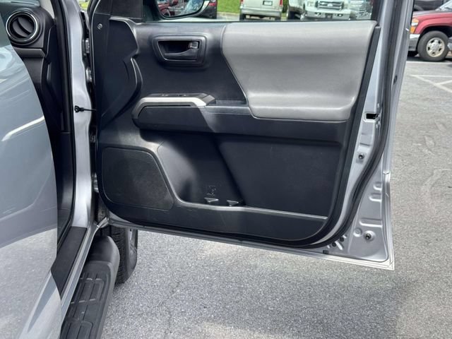 Used 2018 Toyota Tacoma SR5 w/ Four Season Floor Mat Package AWD/4WD image 10