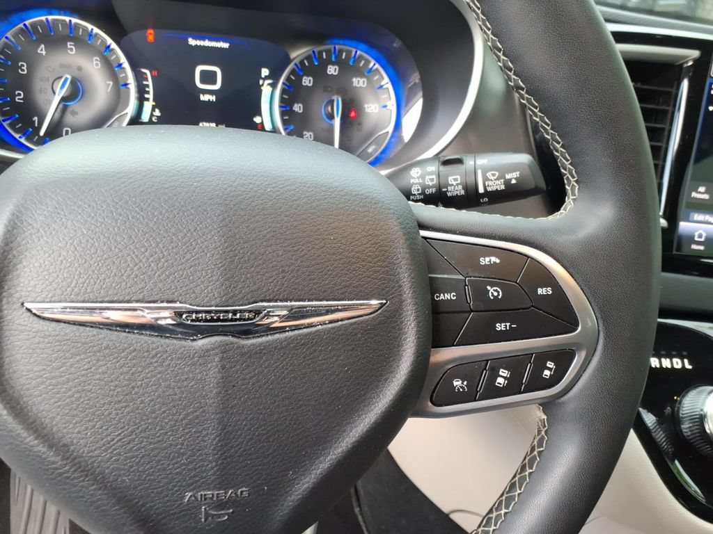 Used 2024 Chrysler Pacifica Touring-L FWD image 21