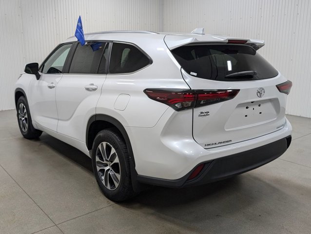 Used 2024 Toyota Highlander XLE image 3