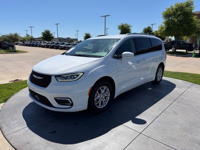 Used 2021 Chrysler Pacifica Touring-L FWD image 3