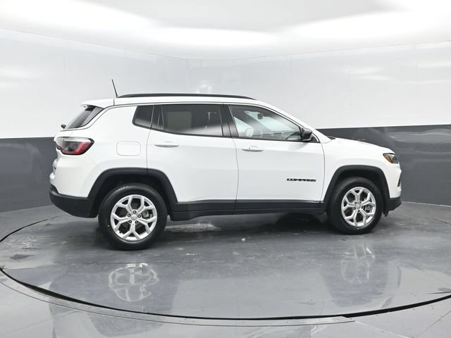Used 2024 Jeep Compass Latitude AWD/4WD image 3