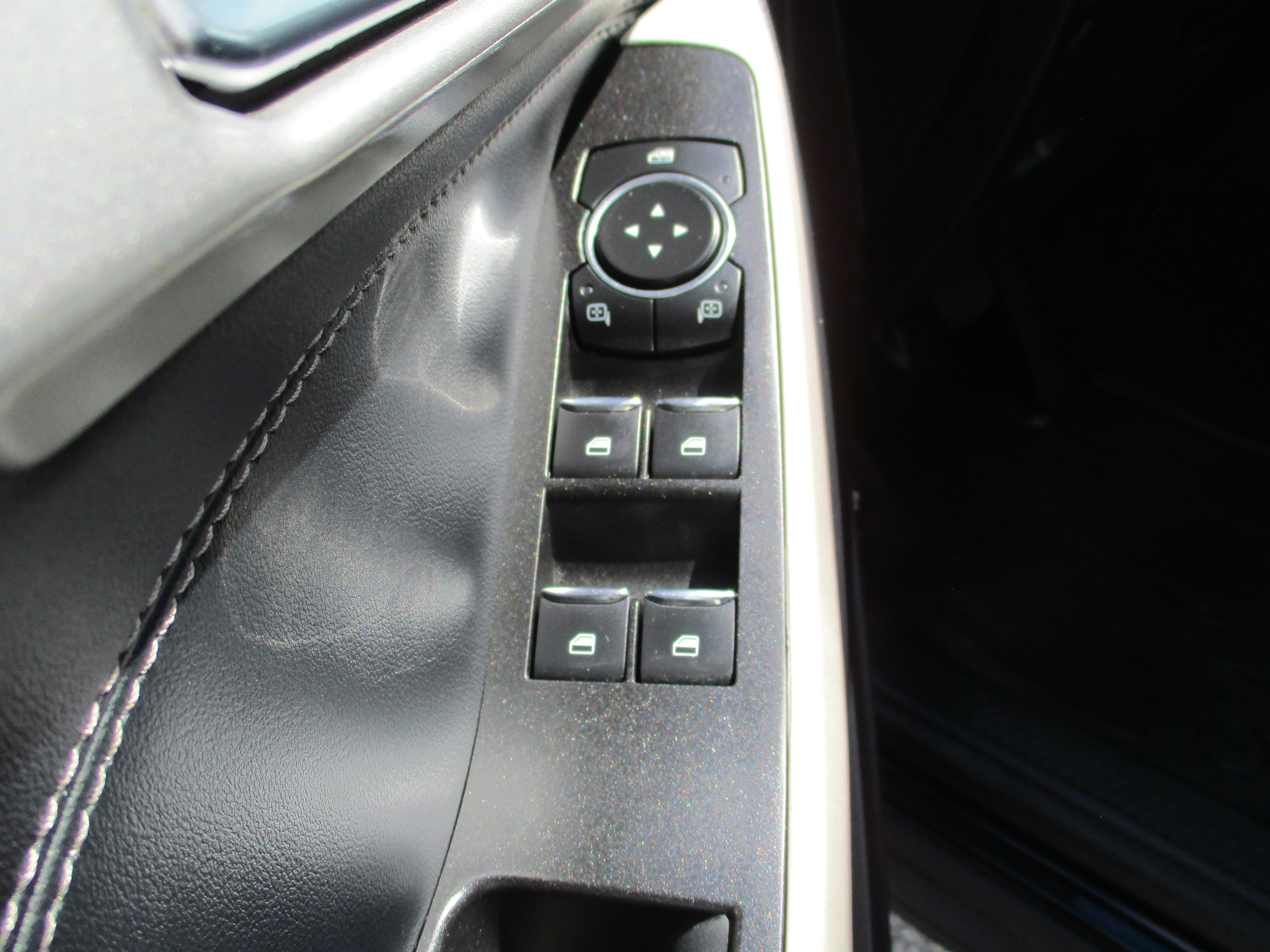 Certified 2022 Ford Explorer XLT w/ Equipment Group 202A image 10