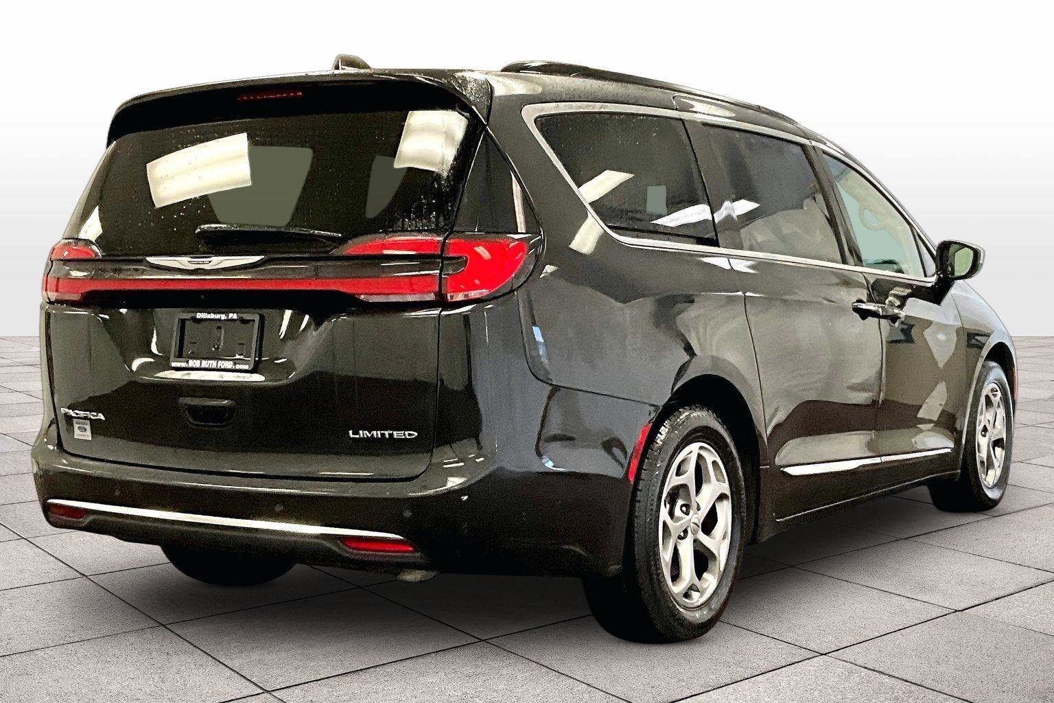 Used 2023 Chrysler Pacifica Limited image 11