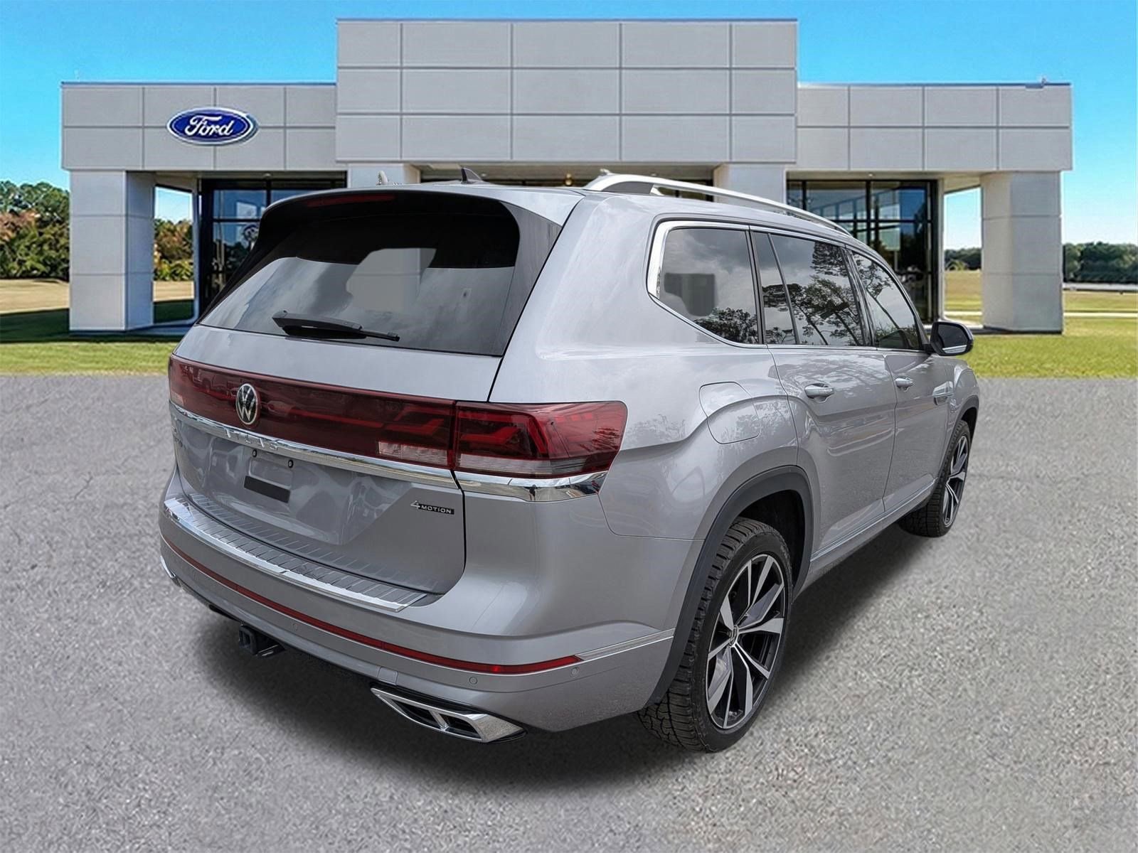 Used 2024 Volkswagen Atlas SEL Premium R-Line image 3