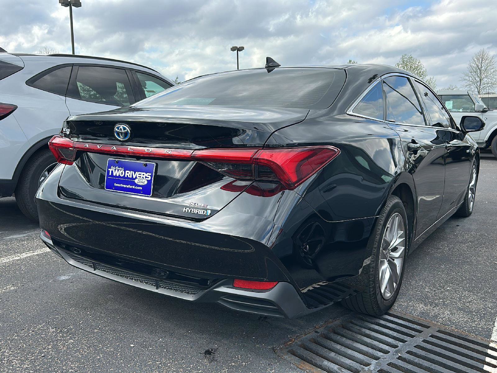 Used 2021 Toyota Avalon XLE FWD image 3