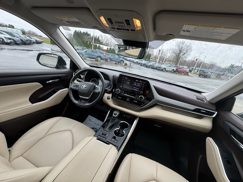 Used 2022 Toyota Highlander XLE AWD/4WD image 16