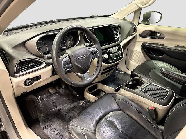 Used 2022 Chrysler Pacifica Touring-L image 9
