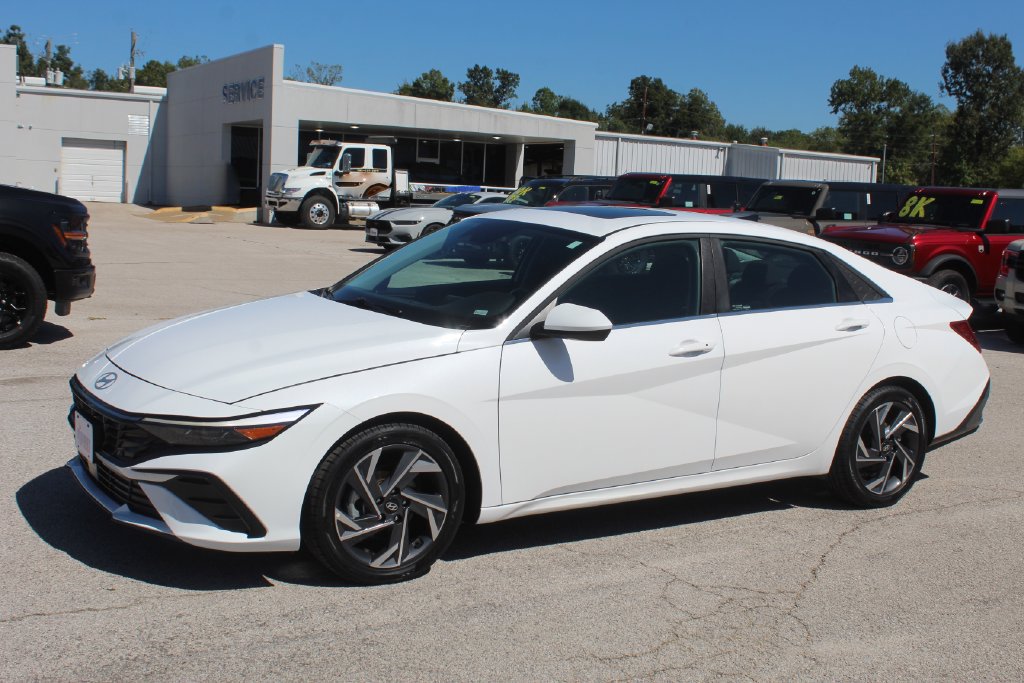 Used 2025 Hyundai Elantra SEL FWD image 3