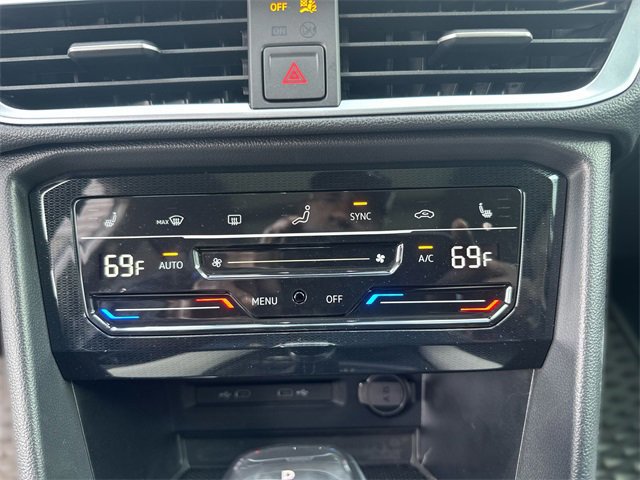 Used 2025 Volkswagen Taos SE image 19