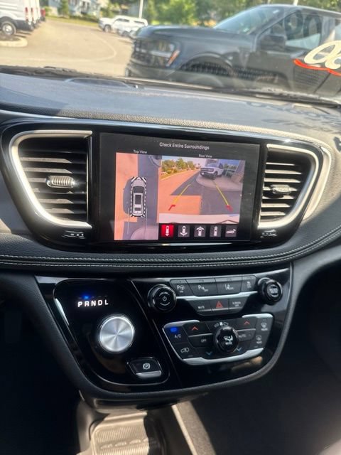 Used 2024 Chrysler Pacifica Limited FWD image 32