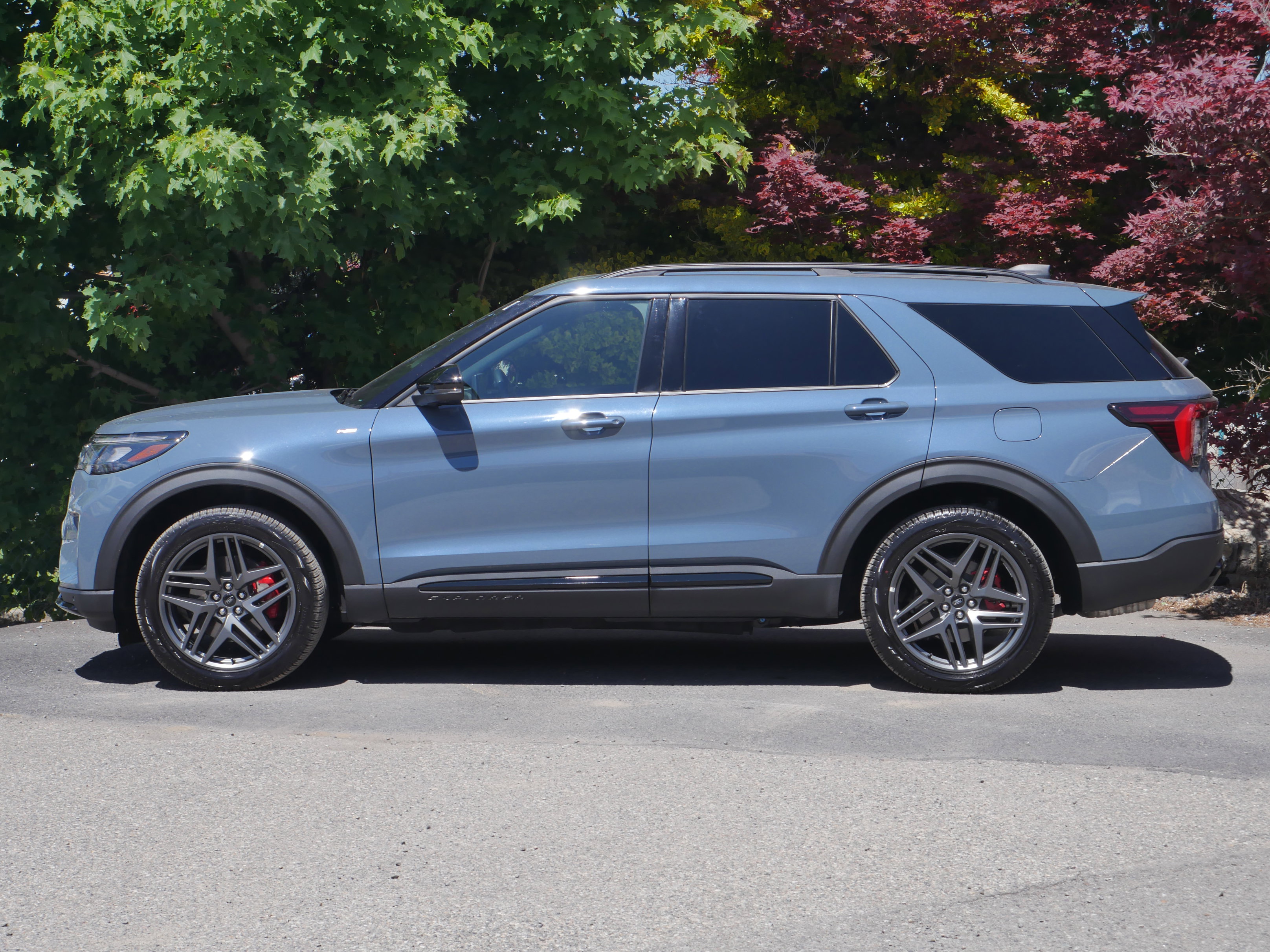 Certified 2025 Ford Explorer ST-Line w/ Premium Package AWD/4WD image 18