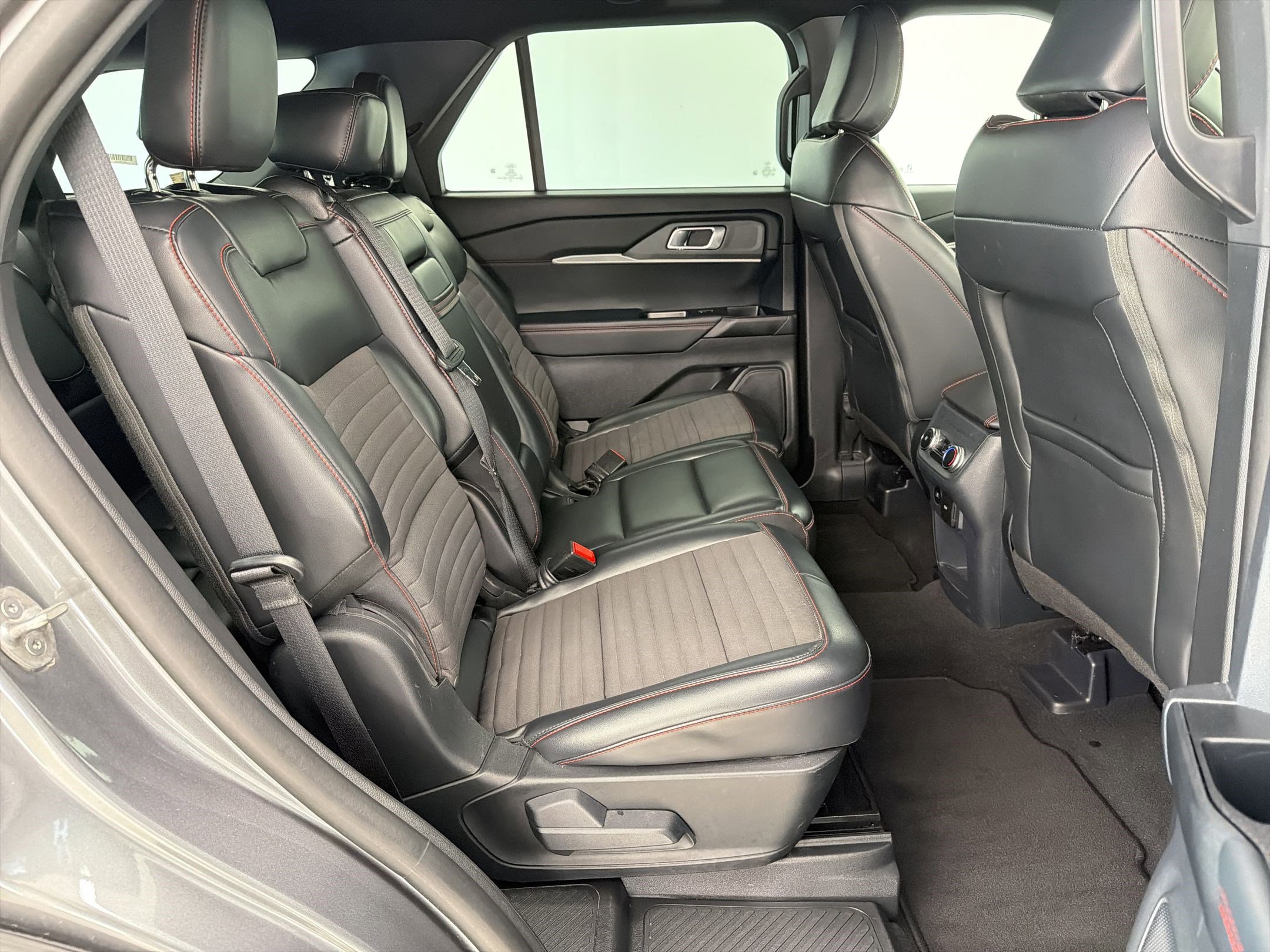 Certified 2025 Ford Explorer ST-Line w/ ST-Line Street Pack image 27