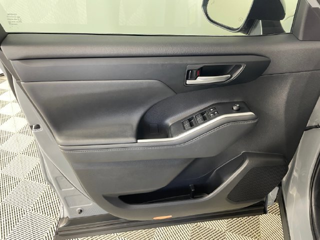 Used 2024 Toyota Highlander XLE AWD/4WD image 14
