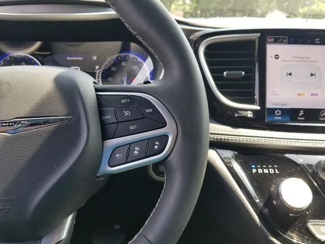 Used 2025 Chrysler Pacifica Select FWD image 25