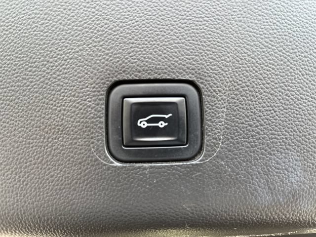 Used 2022 Chevrolet Traverse Premier w/ LPO, Floor Liner Package AWD/4WD image 9