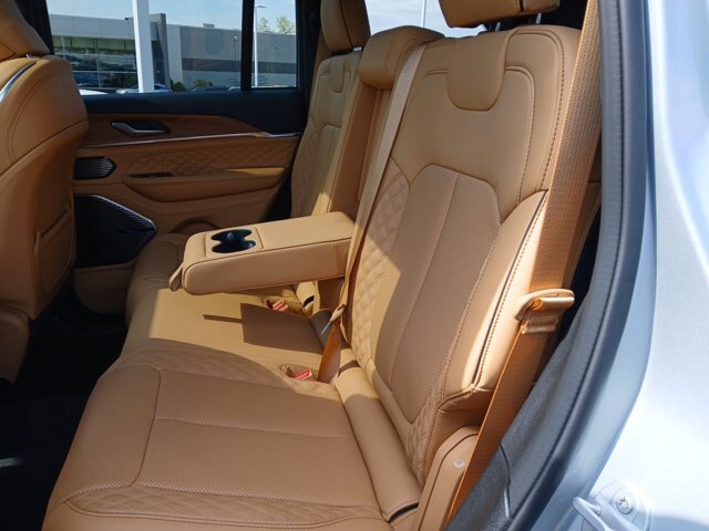 Used 2025 Jeep Grand Cherokee Summit AWD/4WD image 24