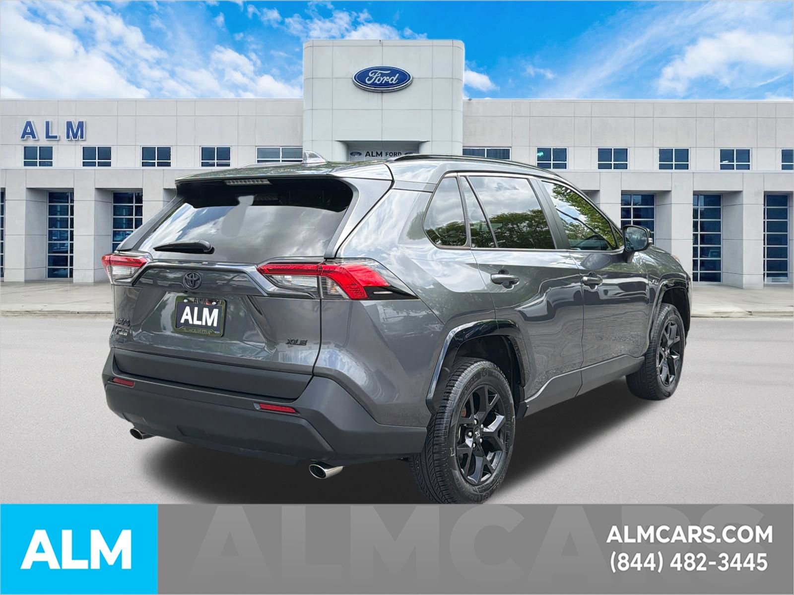 Used 2021 Toyota RAV4 XLE w/ Convenience Package FWD image 5