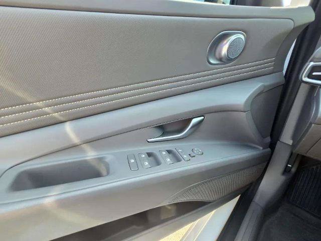 Used 2024 Hyundai Elantra SEL w/ Convenience Package FWD image 21