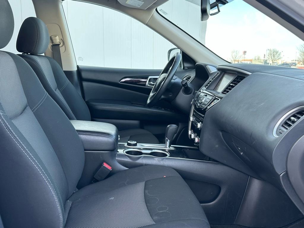 Used 2020 Nissan Pathfinder SV image 22