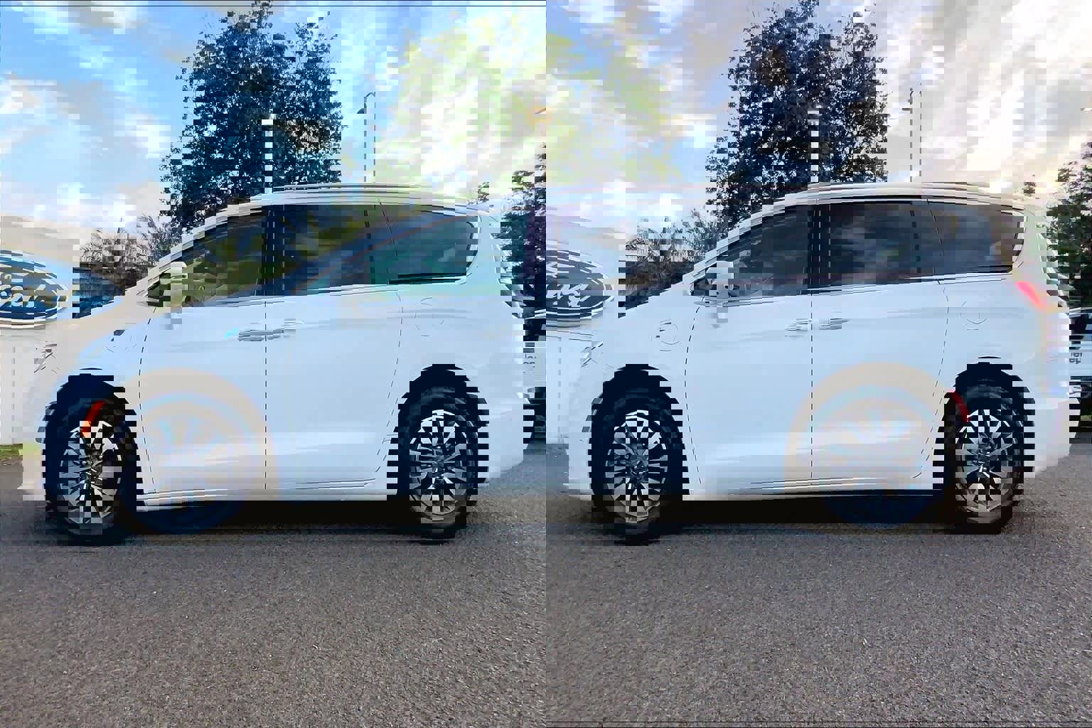 Used 2021 Chrysler Pacifica Touring-L image 5