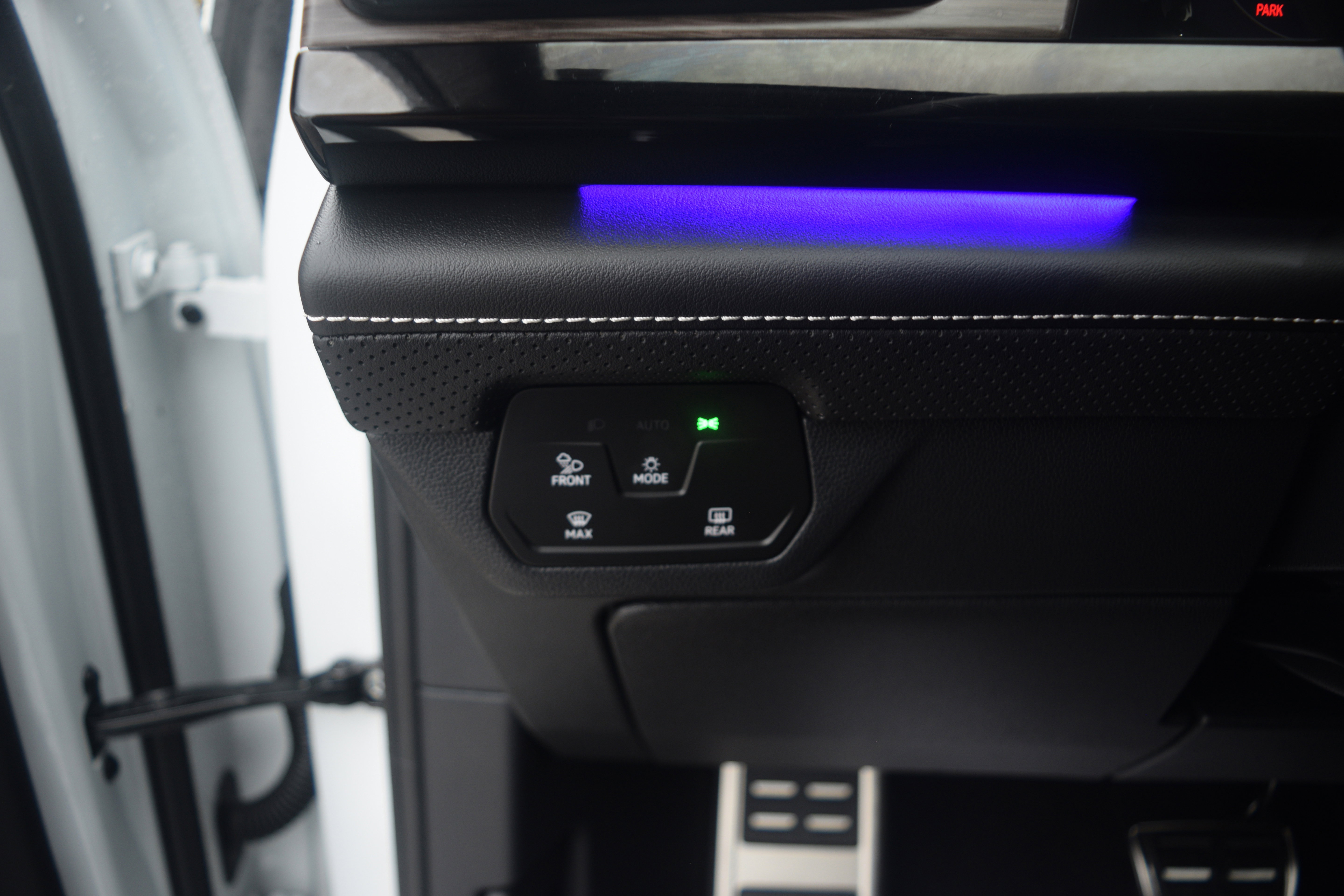 Used 2024 Volkswagen Atlas SEL Premium R-Line image 8