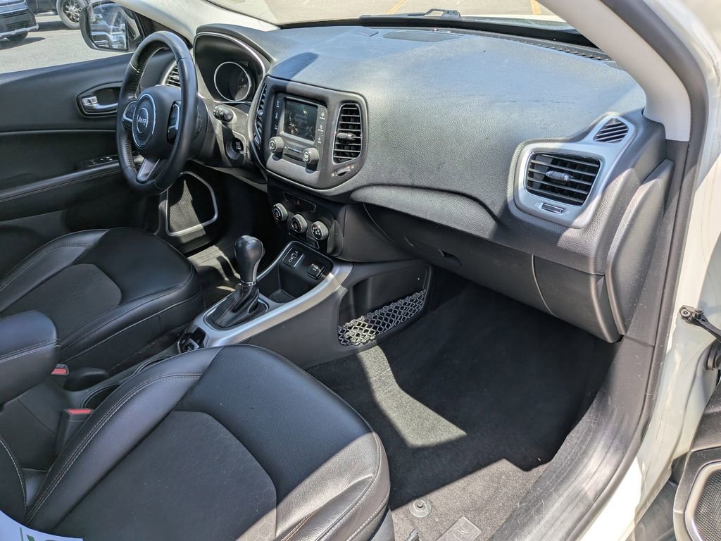 Used 2018 Jeep Compass Latitude FWD image 12