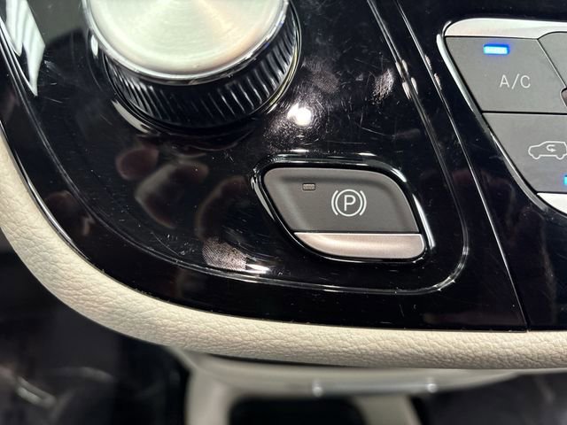 Used 2023 Chrysler Pacifica Touring-L image 23