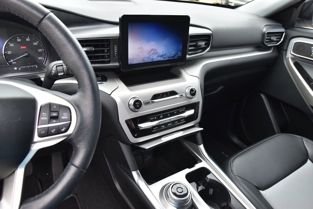 Certified 2023 Ford Explorer XLT w/ Equipment Group 202A RWD image 9