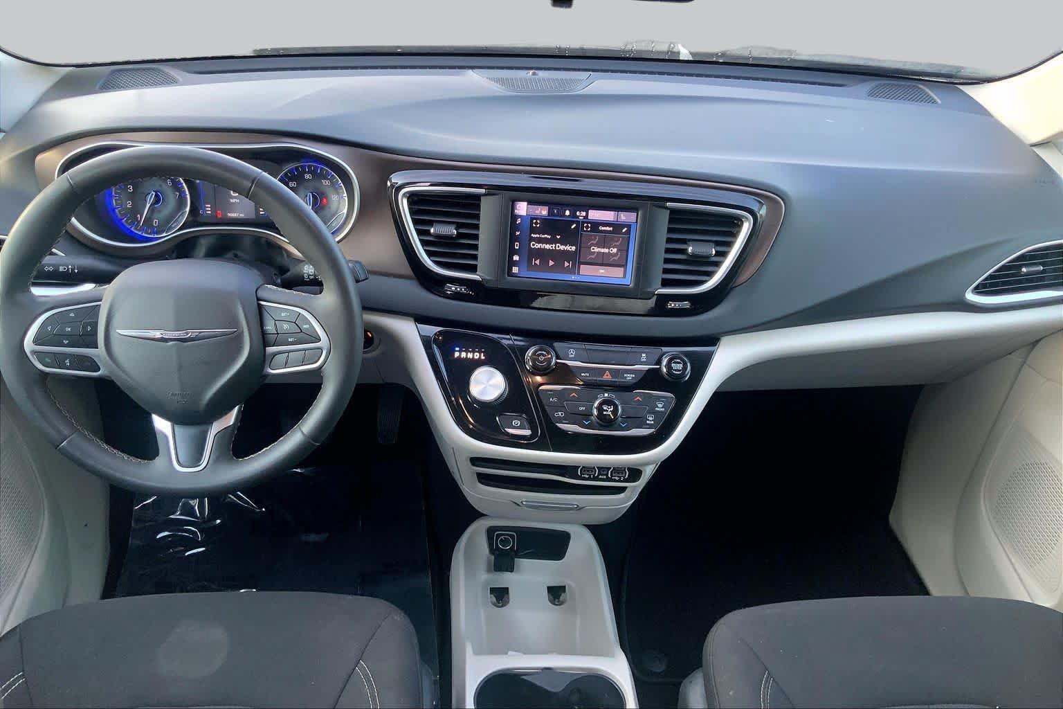 Used 2022 Chrysler Voyager LX FWD image 14