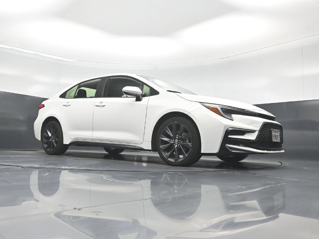 Used 2025 Toyota Corolla SE w/ SE Premium Package FWD image 3