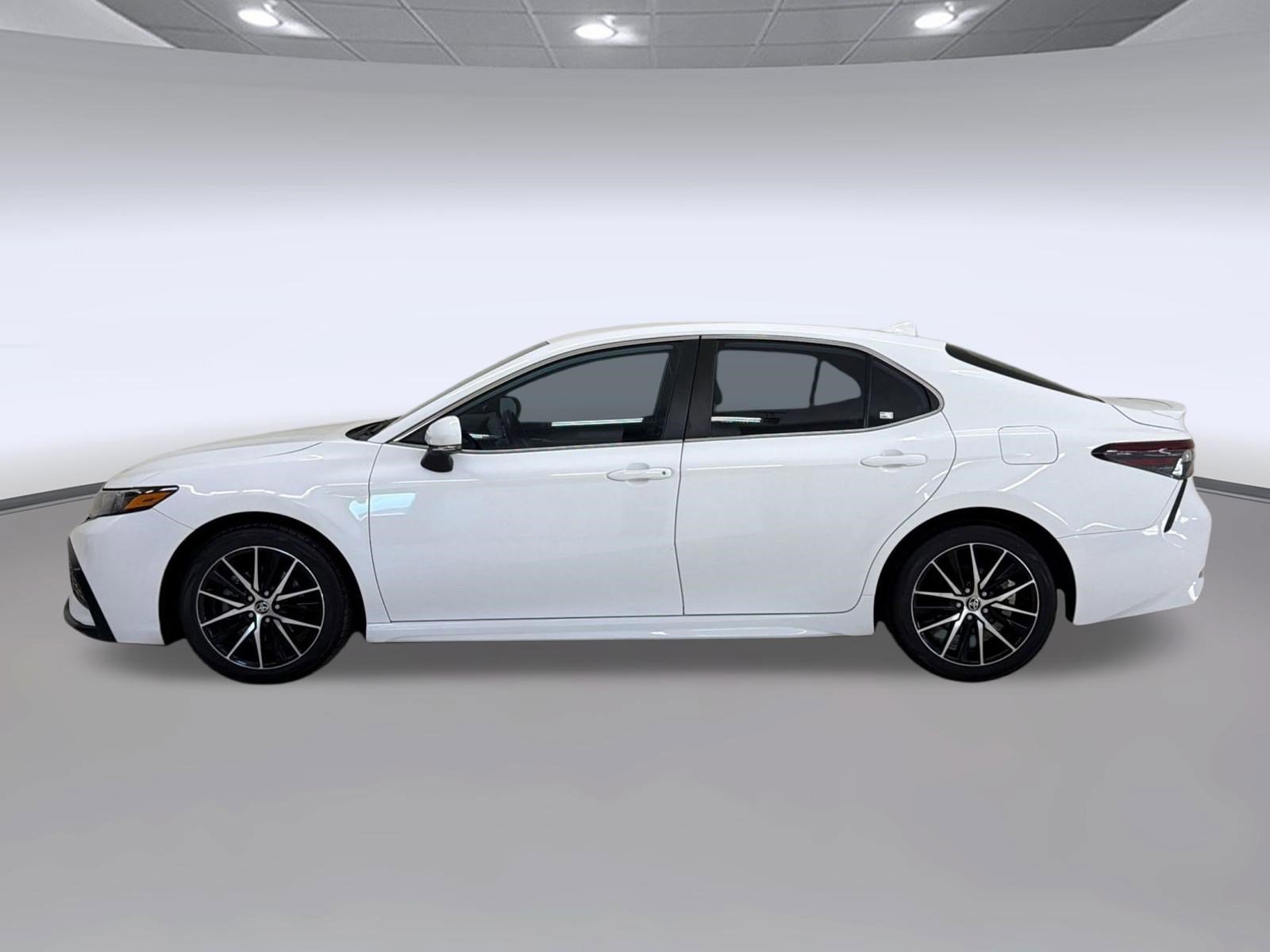 Used 2022 Toyota Camry SE FWD image 2