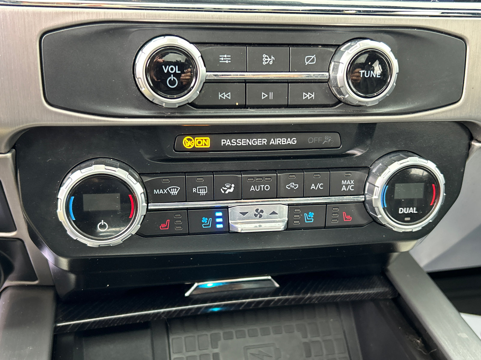 Certified 2022 Ford F350 Platinum AWD/4WD image 17