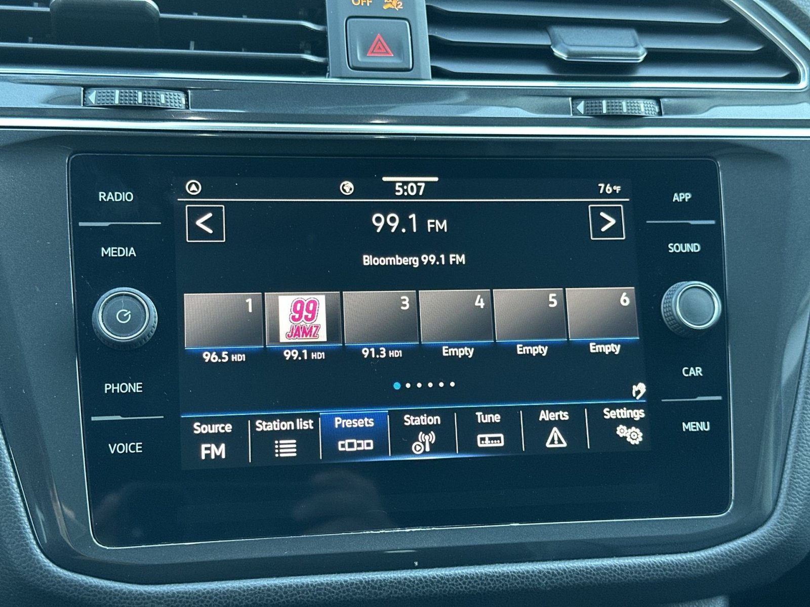 Used 2022 Volkswagen Tiguan SE w/ Panoramic Sunroof Package FWD image 19