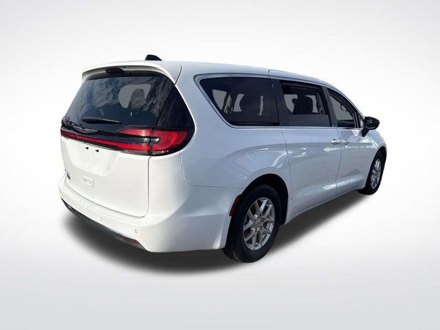Used 2024 Chrysler Pacifica Touring-L image 8