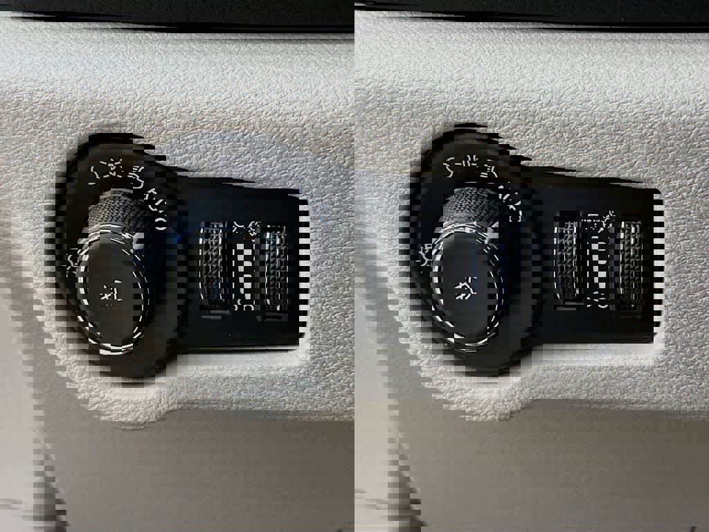 Used 2024 Chrysler Pacifica Touring-L image 27