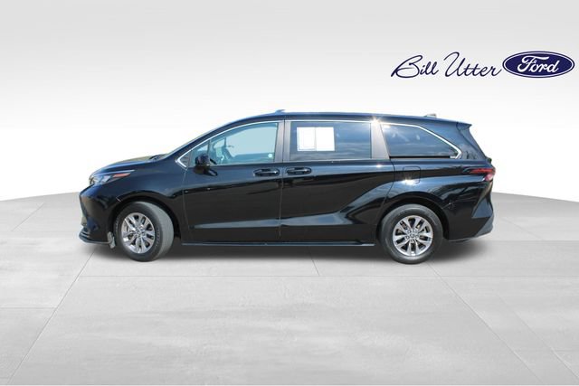 Used 2025 Toyota Sienna LE FWD image 8