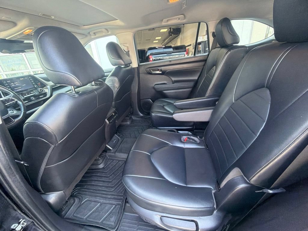 Used 2022 Toyota Highlander XLE AWD/4WD image 48