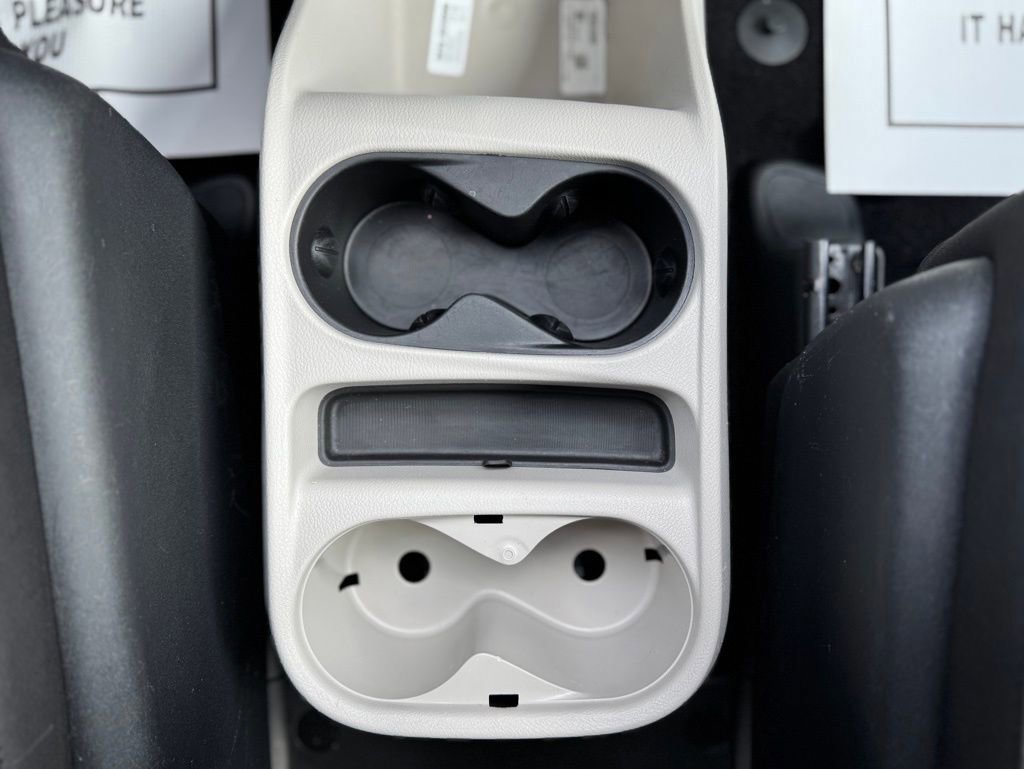 Used 2022 Chrysler Voyager LX image 26