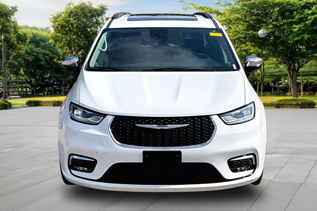 Used 2023 Chrysler Pacifica Limited FWD image 3