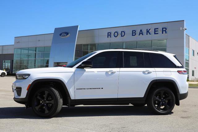 Used 2022 Jeep Grand Cherokee Altitude AWD/4WD image 3