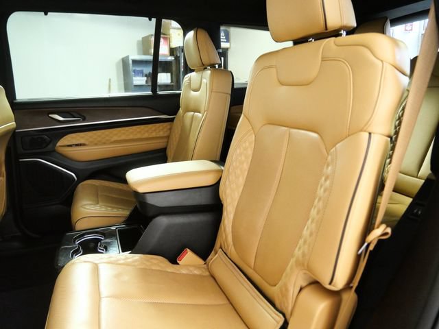 Used 2023 Jeep Grand Cherokee L Summit w/ Luxury Tech Group V AWD/4WD image 15