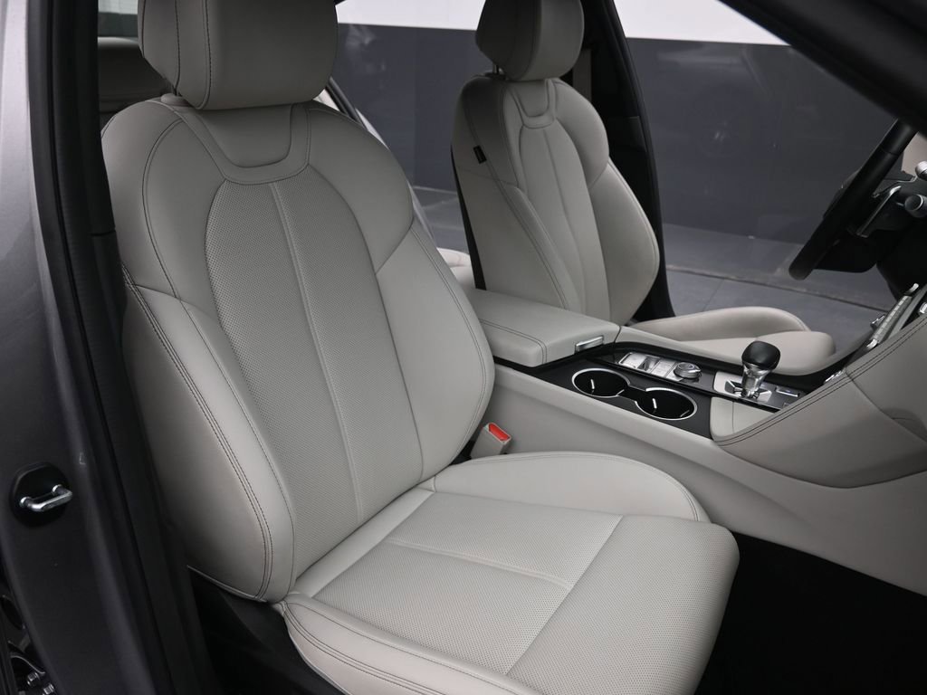 Used 2025 Genesis G70 2.5T image 29