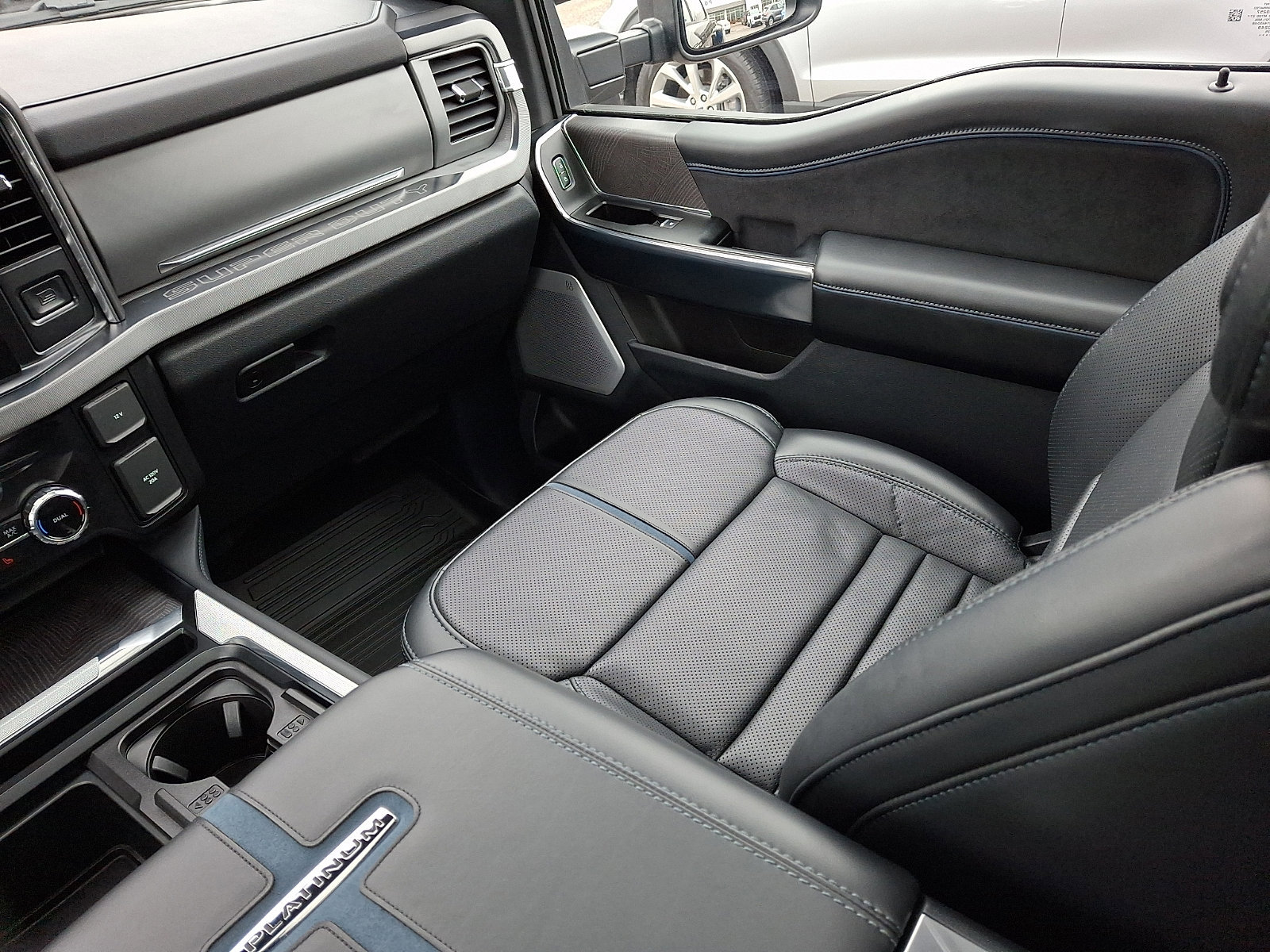 Certified 2025 Ford F450 Platinum w/ FX4 Off-Road Package image 15