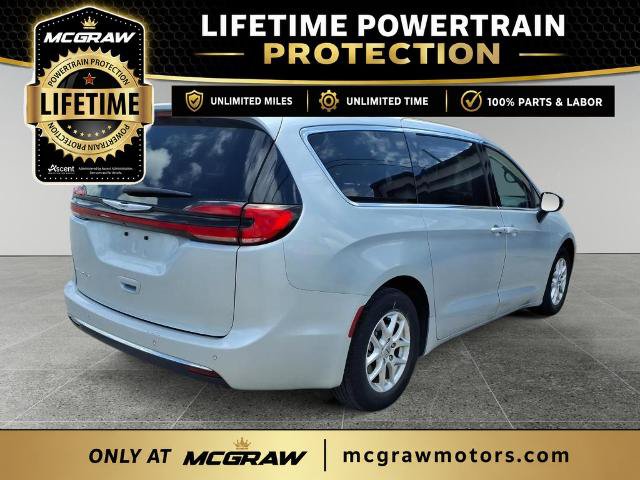 Used 2023 Chrysler Pacifica Touring-L FWD image 6