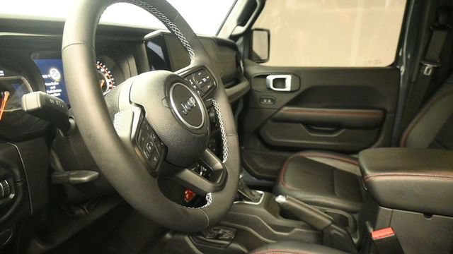 Used 2025 Jeep Wrangler Unlimited Rubicon AWD/4WD image 19