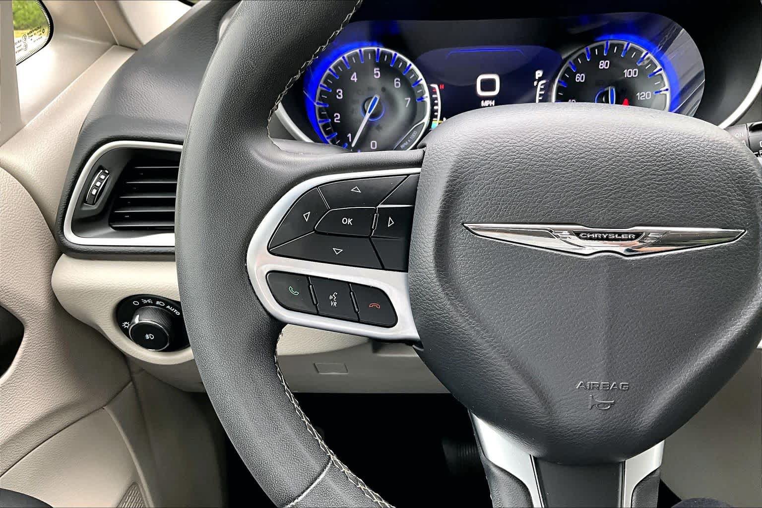 Used 2023 Chrysler Pacifica Touring-L FWD image 24